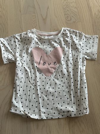 H&M T-Shirt Gr. 98/104 mit Herz-Motiv für kleine Mädchen