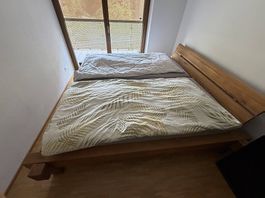 Hochwertiges Bett aus Massivholz