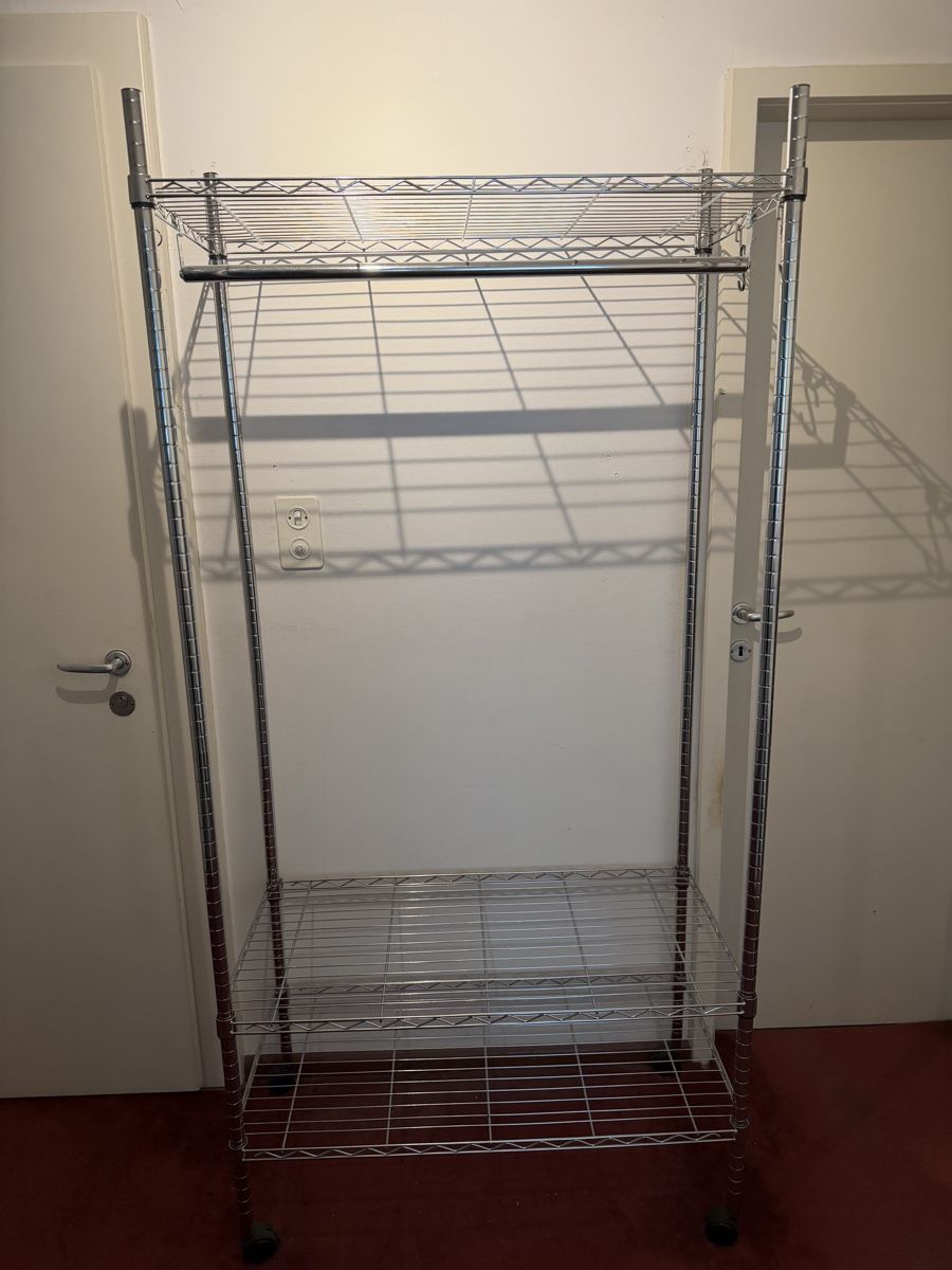 Porte manteau: Garderobe mit Rollen gebraucht – D'occasion à Aathal-Seegräben par cri_hz8c