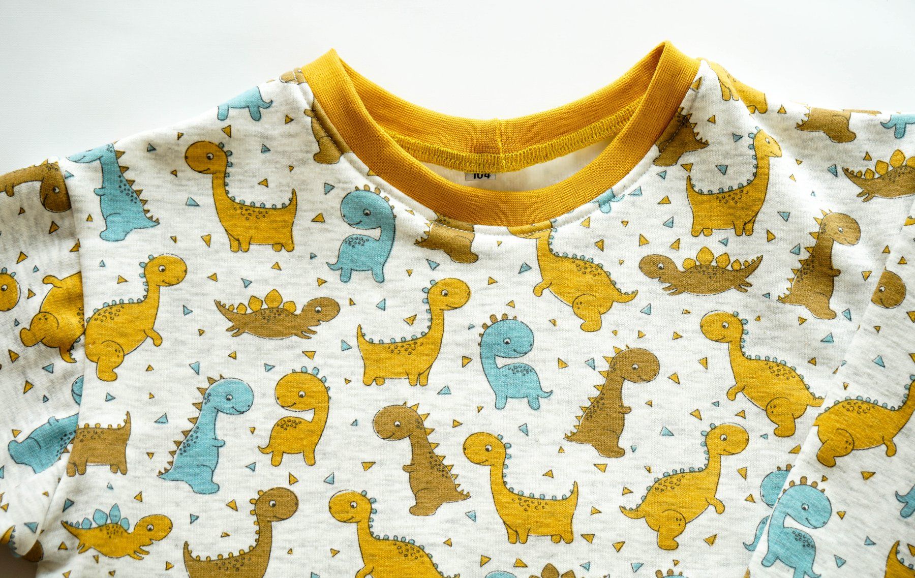 Pullover & Sweatshirts: Sweatshirt/Pullover mit Dinosaurier Gr.98/104 - NEU – Neu und originalverpackt aus Zürich von sambaum 1