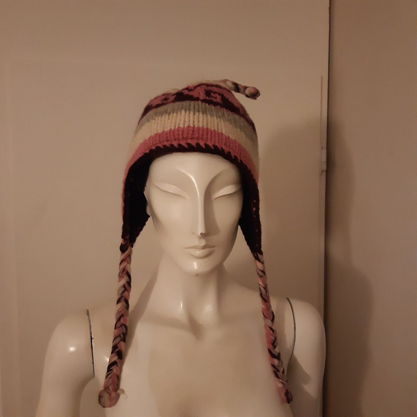 Copricapi, berretti & cappellini: Warme, handgestrickte Wintermuetze mit Zopfmuster – Usato da Horgen venduto da Amanda30 1