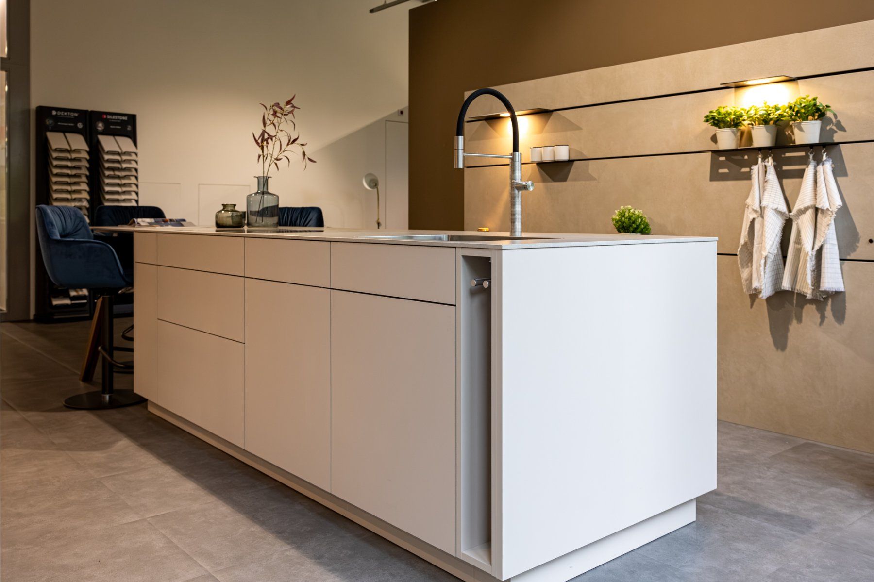 Cucine complete: Veriset Ausstellungsküche Grifflos mit Servodrive – Usato da Pratteln venduto da Veriset_NORD 2