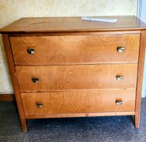 Commode en bois avec trois tiroirs état d'usage