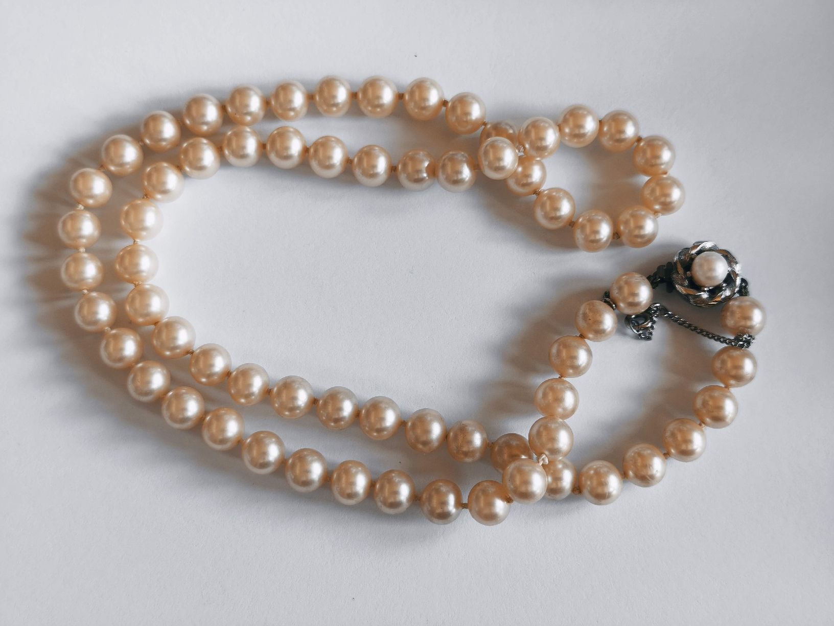 Catenine: Faux Perlenkette hellrosa mit Schmuckverschluss 60 cm lang – Usato da St. Gallen venduto da GIULESGG 1