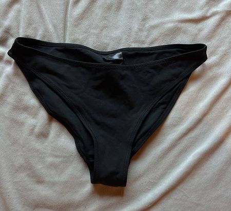 schwarze Bikinohose