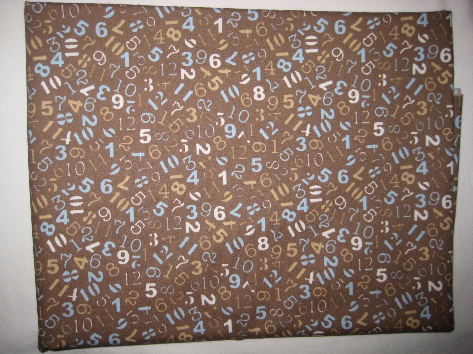 Tissus: Baumwollstoff braun mit bunten Buchstaben – Neuf avec emballage d'origine à Füllinsdorf par Schlupp