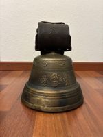 Traditionelle Kuhglocke mit Lederriemen gebraucht