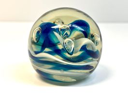 BRIEFBESCHWERER Glaskugel Blau Weiss Wellen & Luftblasen