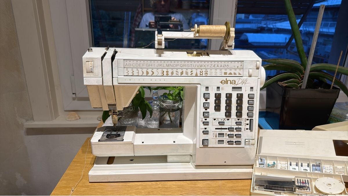 Elna Machines à coudre: Elna Diva sewing machine, white, good condition – D'occasion à Neirivue par naz_z28w