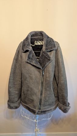 Frauen Kunstlederjacke grau Grösse XL neuwertig