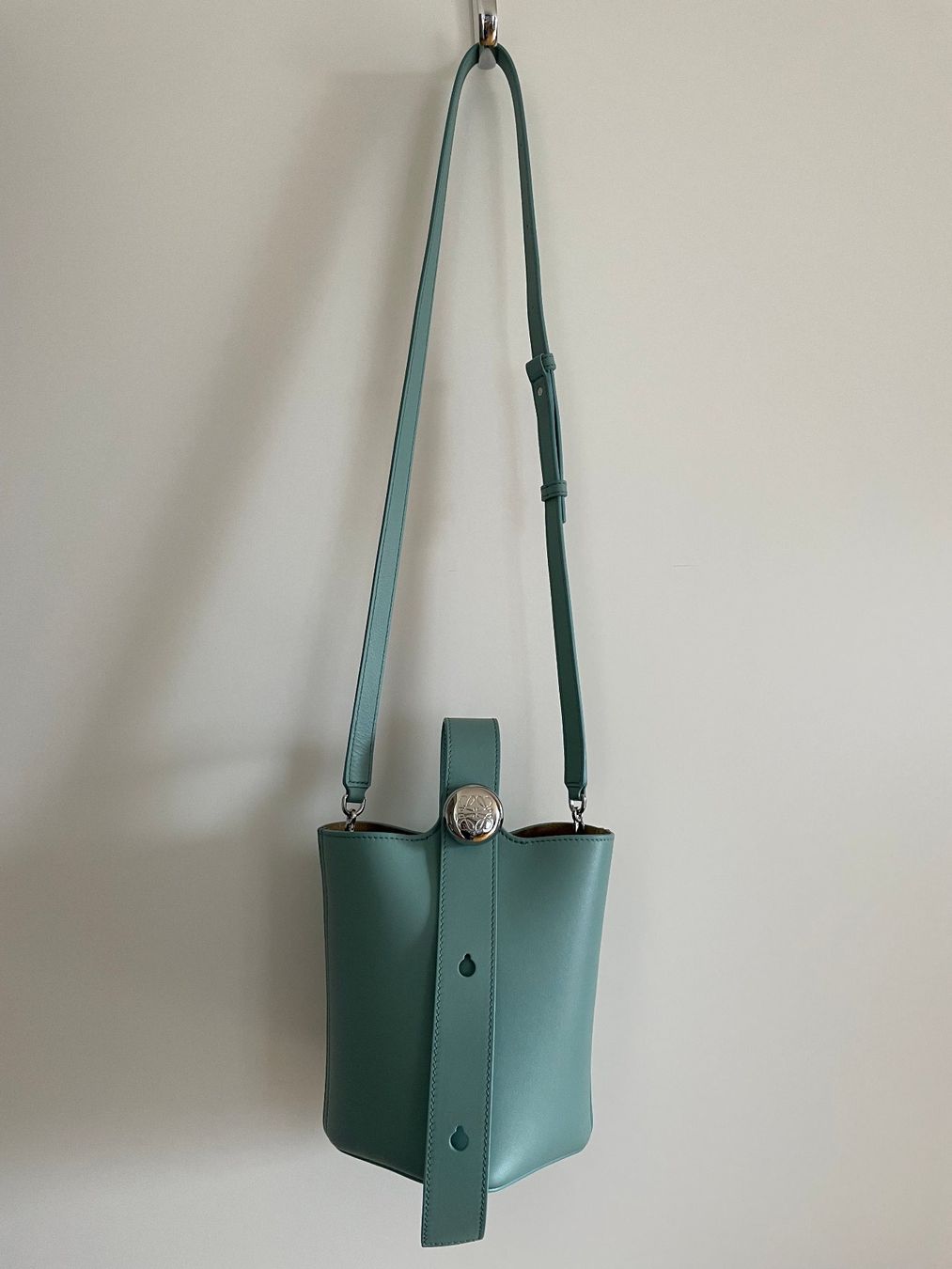 Loewe Taschen für Damen: LOEWE PEBBLE BUCKET MINI (WATER) – Neu (gemäss Beschreibung) aus Zürich von  7