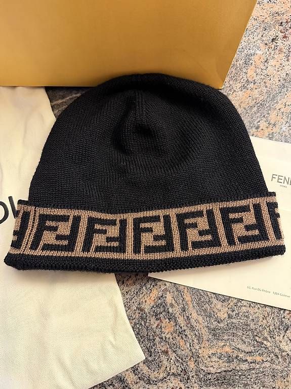 Copricapi, berretti & cappellini: Bonnet Fendi – Usato da Epalinges venduto da Forex.master 1