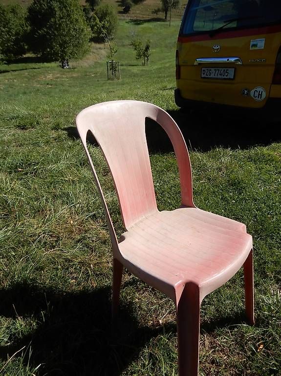 Chaises: 40 Kunststoffstühle stapelbar zu verschenken – D'occasion à Walchwil par marcokunz 1