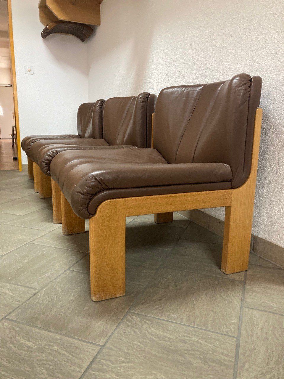 Girsberger Set di tavolo e panche: Lederstühle und Ledertisch – Usato da Zollikofen venduto da bettenland 3