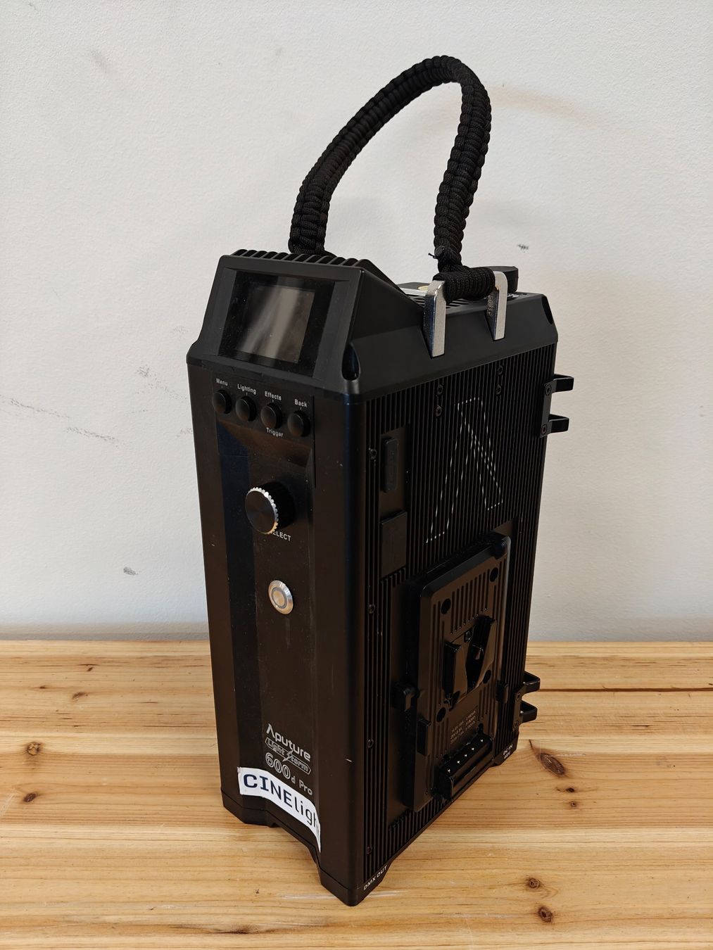 Aputure Lampade: Aputure LS 600d Pro LED V-Mount Kit mit Case – Usato da Schlieren venduto da CINElight 2