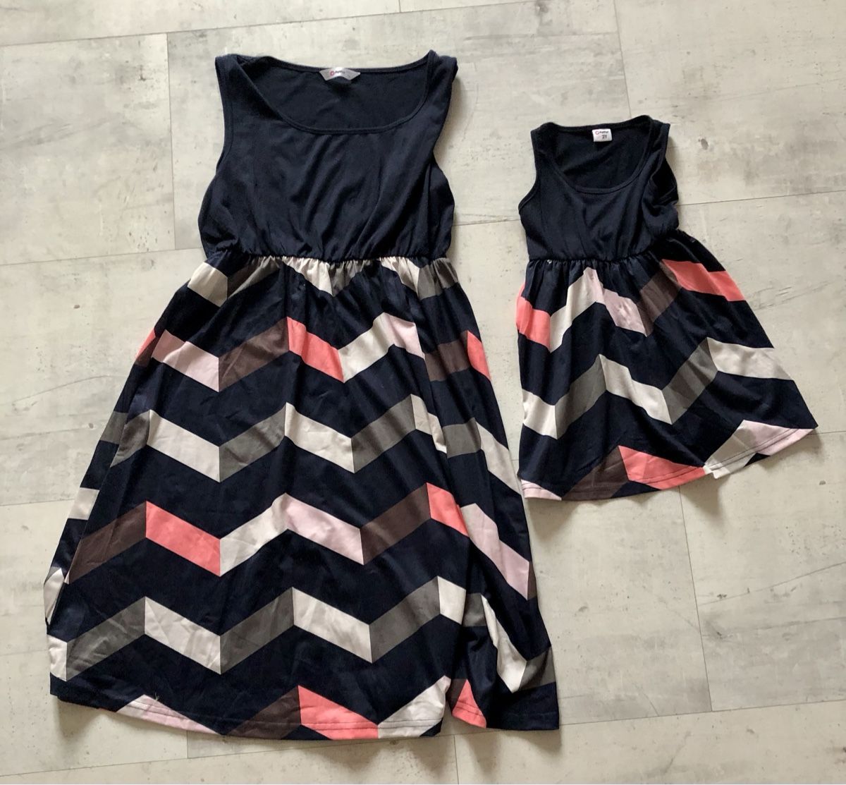 Vestiti & Gonne: Robes fille 2 ans et maman taille M – Nuovo (secondo la descrizione) da Renan BE venduto da atila08 1