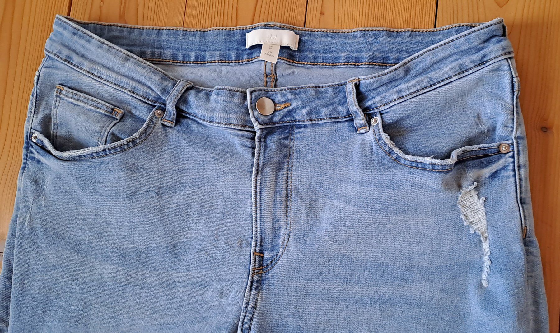 H&M Jeans: Skinni Stretchjeans cropped/destroyed Gr. 42+ – Usato da Zell ZH venduto da fossilchen 4