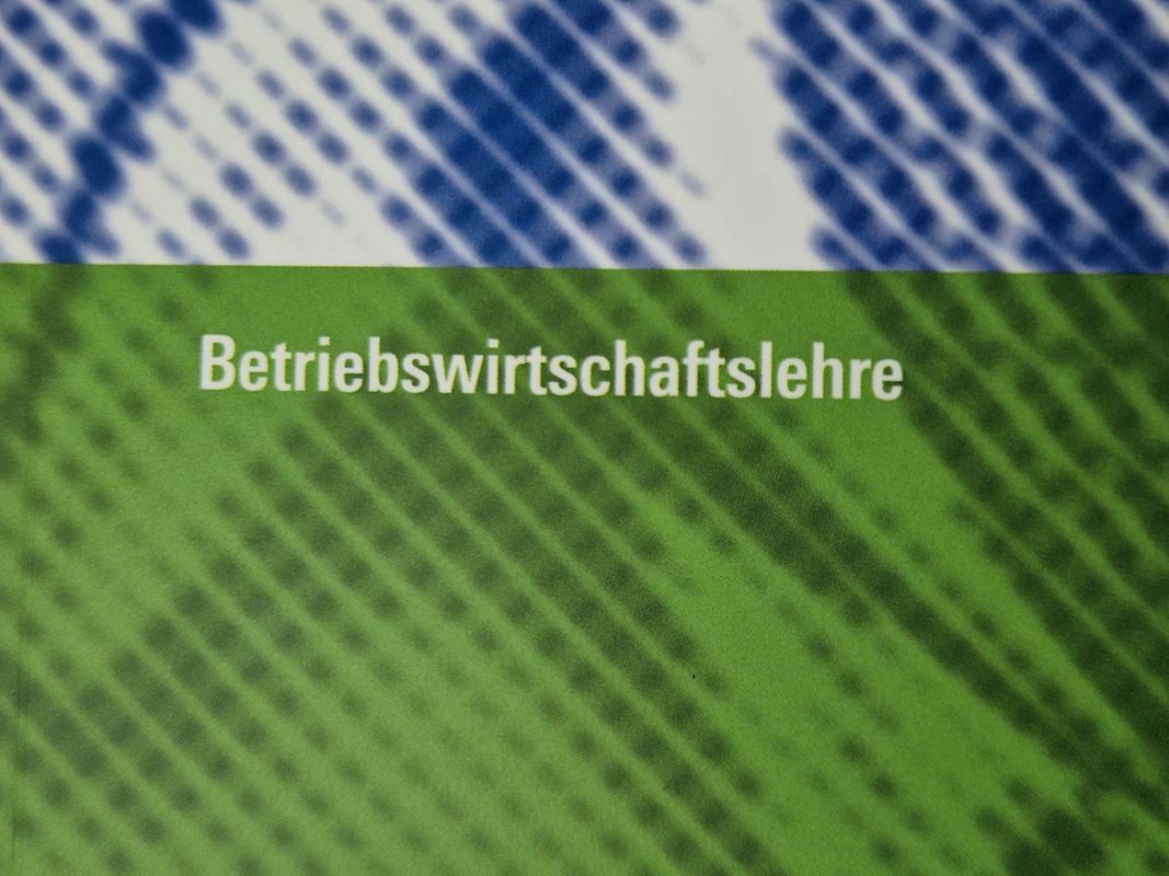Libri: Kursprogramm (Unternehmenspolitik) – Usato da Muhen venduto da Restwert_Muhen 2