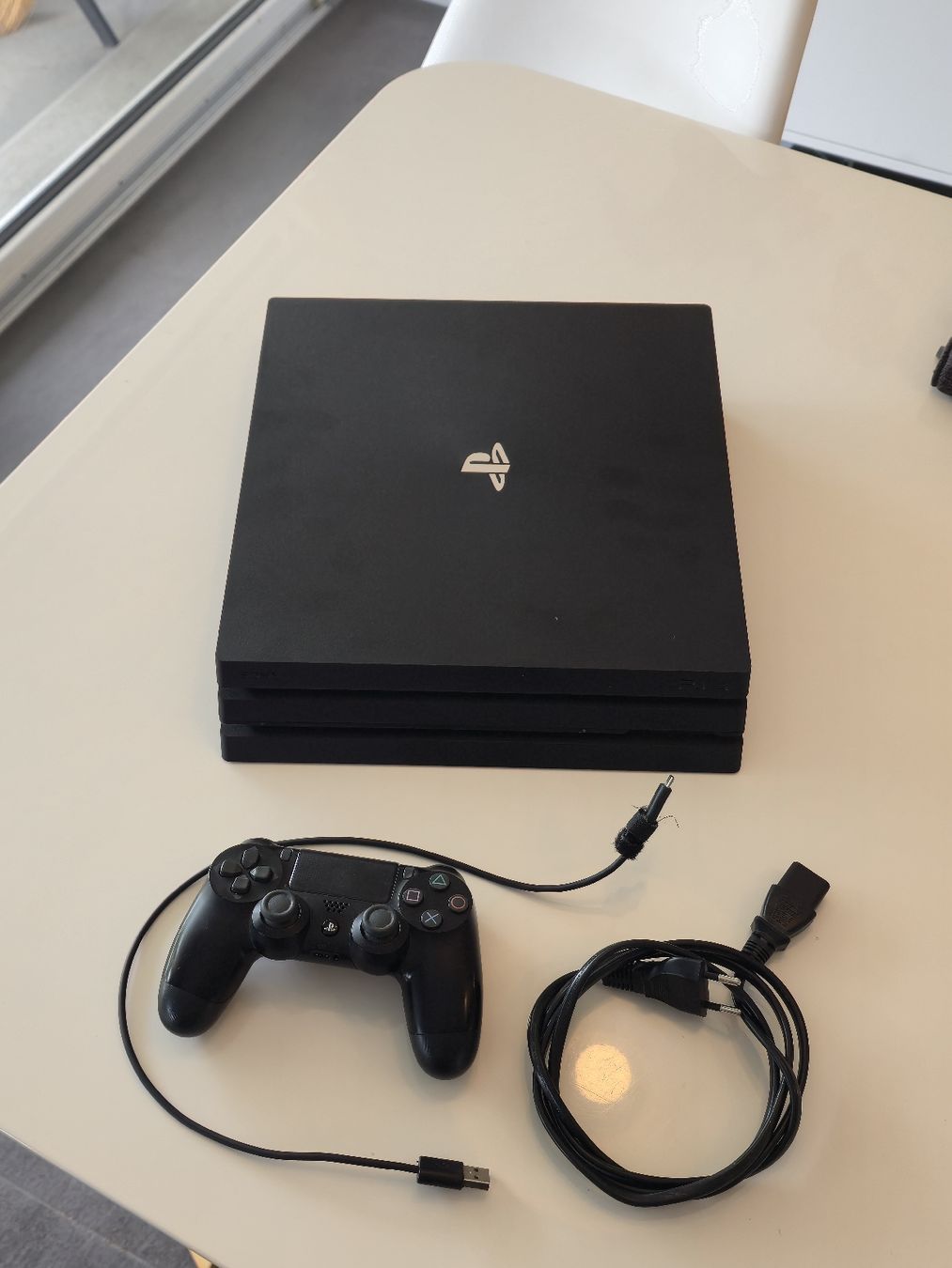 Sony Konsolen: Sony PlayStation 4 Pro Konsole, Controller & Kabel  – Gebraucht aus Sutz von seelander.91