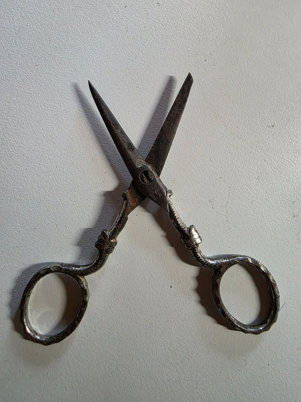 Alle Werkzeuge: antike feine Schere 11 cm – Gebraucht aus Walterswil BE von Lonitti