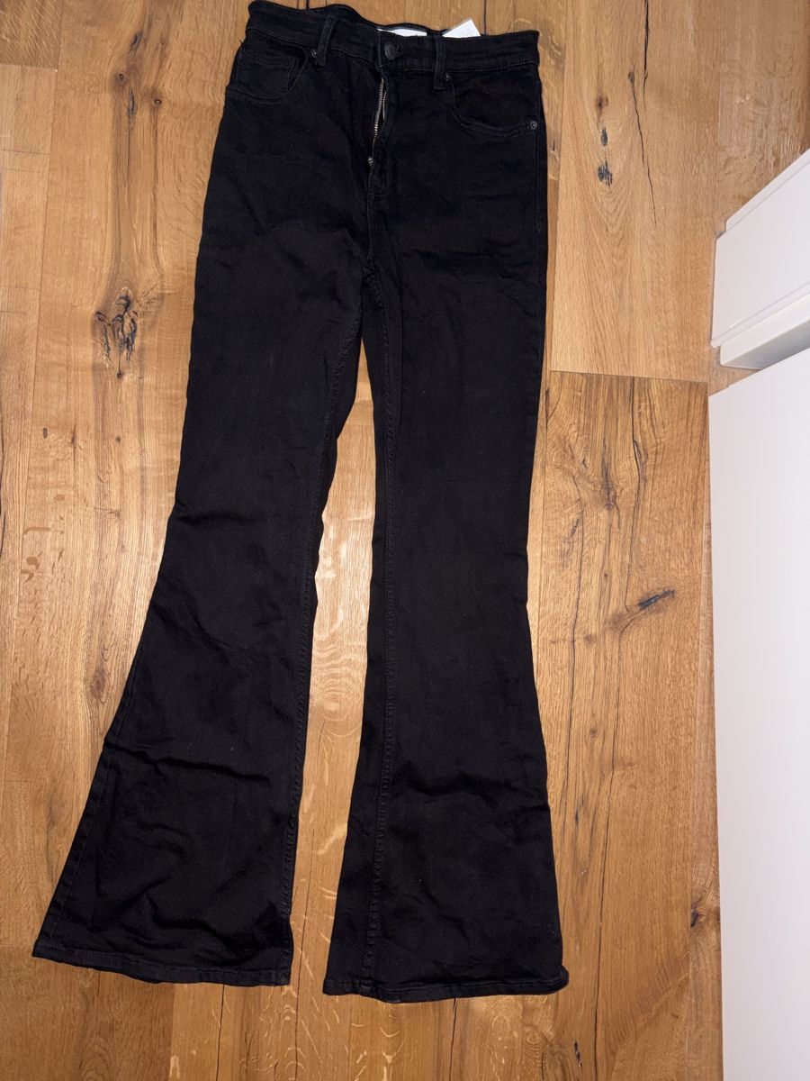 Bershka Jeans: Schwarzi Schlaghose, Grösse 38, Jeans – Usato da Rorschach venduto da rom_h9v7