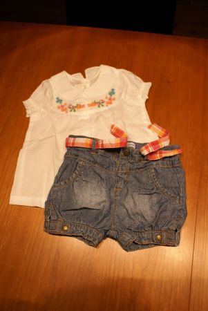 Kurze Jeansshorts mit Stoffgürtel, weisse Bluse Gr. 9-12 Mon