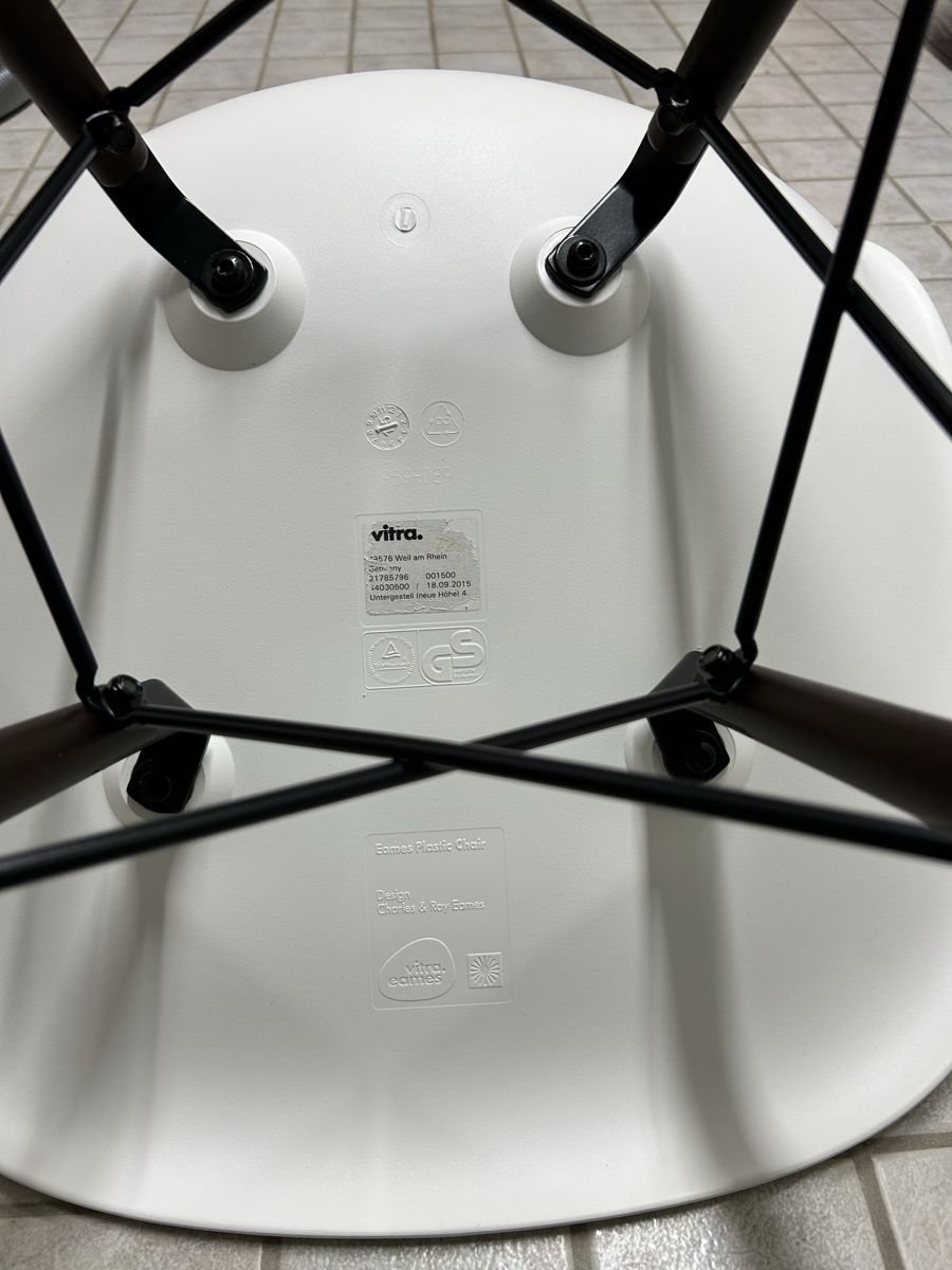 Vitra Stühle: 3x Originale Vitra Eames Plastic Chair – Gebraucht aus Lyss von zbi_6xbx 3