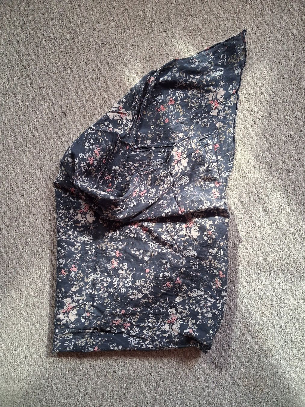 Foulards & écharpes: Tuch Blumenmuster dunkelblau leicht, Baumwolle – Neuf avec emballage d'origine à Wald ZH par e8e 2