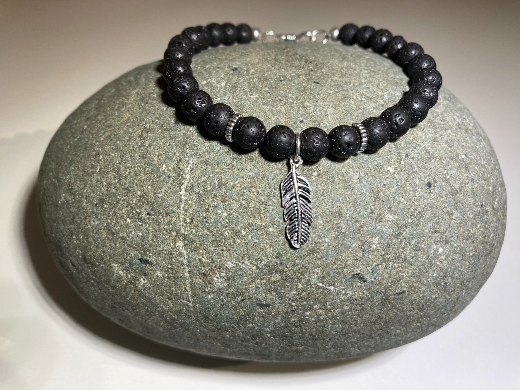 Bracciali & Braccialetti: Armband aus Lavastein – Nuovo e nell'imballaggio originale da Sursee venduto da Allabus