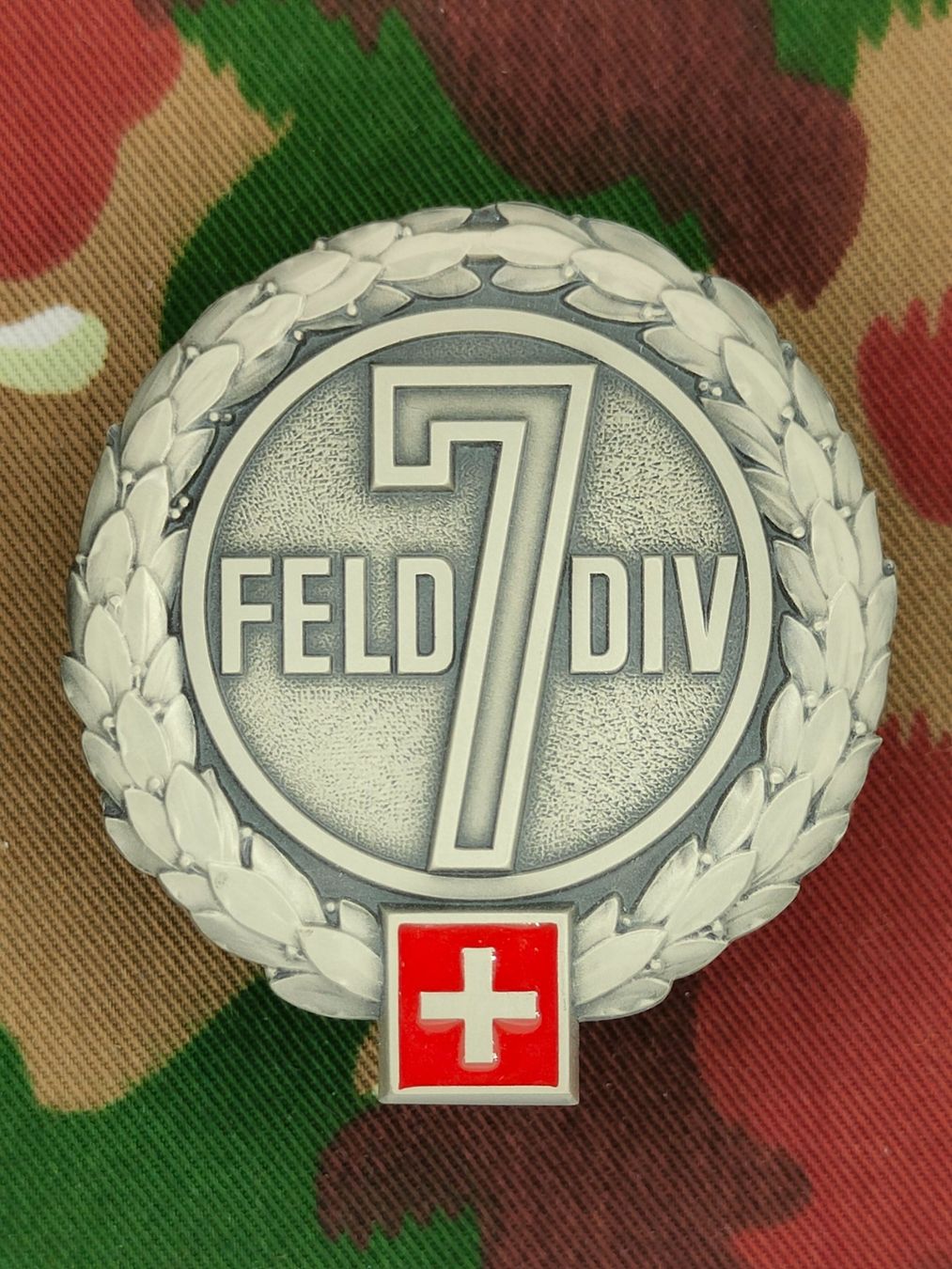 Schweizer Armee Placchette & Badge: Béretemblem Felddivision 7, Variante 2, neu – Nuovo (secondo la descrizione) da Bauma venduto da SwissMilitaria