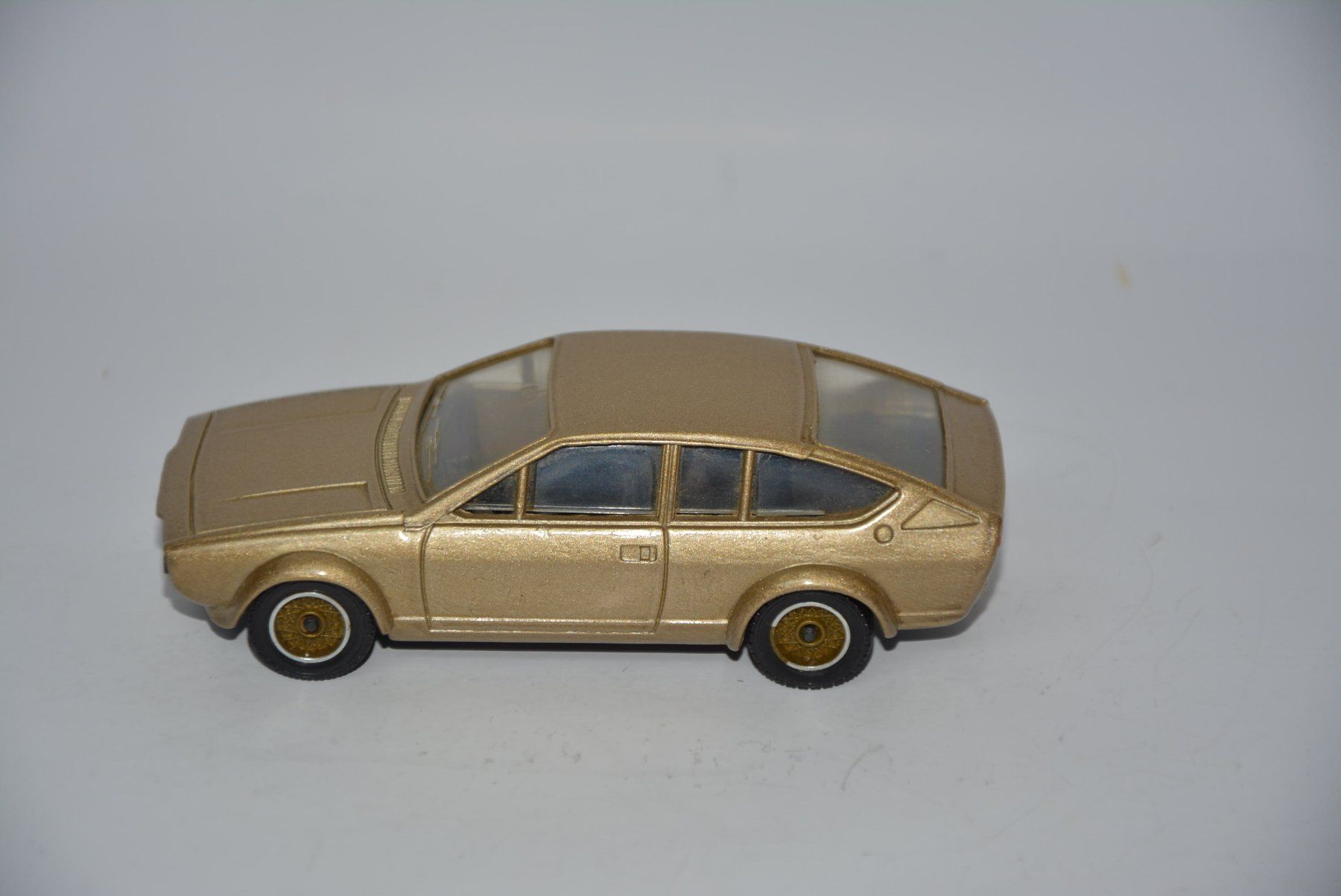 Alfa Romeo Modellini d'auto: Alfa Romeo Alfetta GTV 1980 , Solido , 1:43 – Usato da Goldach venduto da Feivel9