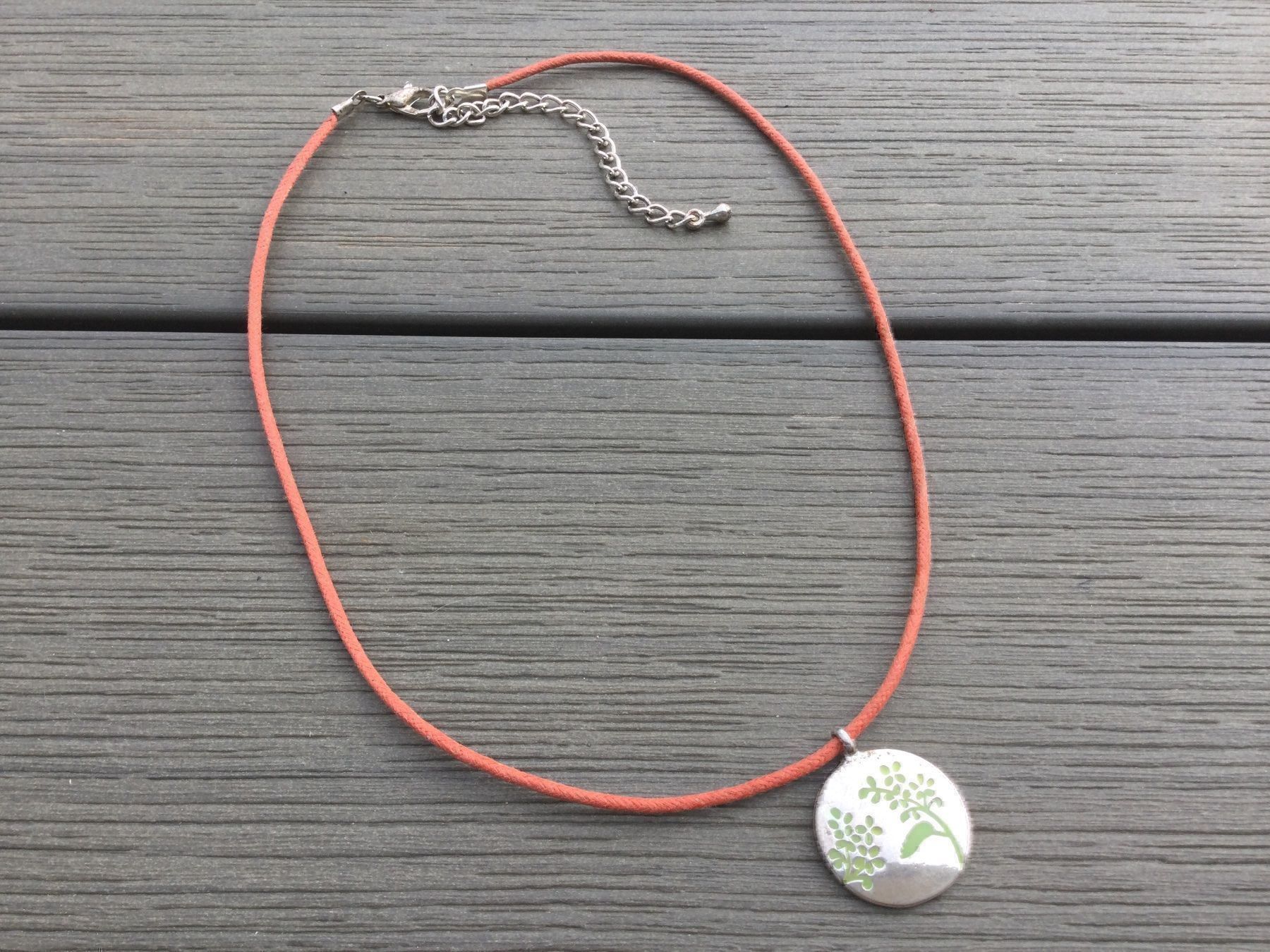 Colliers: Collier médaille fleurs vertes-pommes FS – Neuf (Voir description) à Agiez par chouchanelle 4