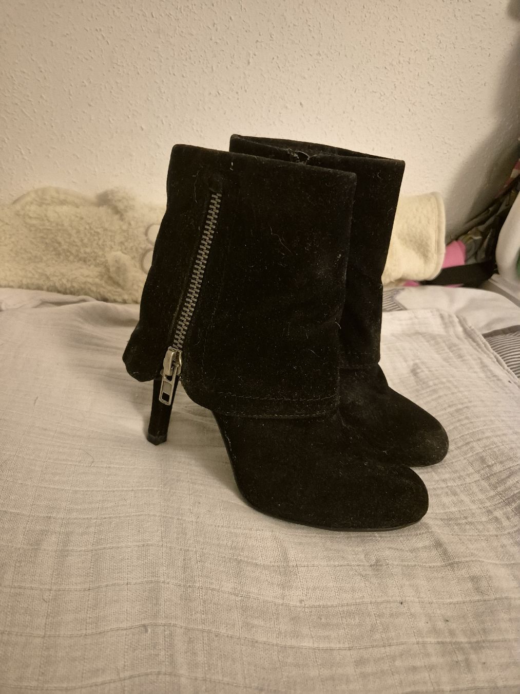 Scarpe da donna: Stiefeletten schwarz Samtoptik 37 – Usato da Wynigen venduto da La_Talpa
