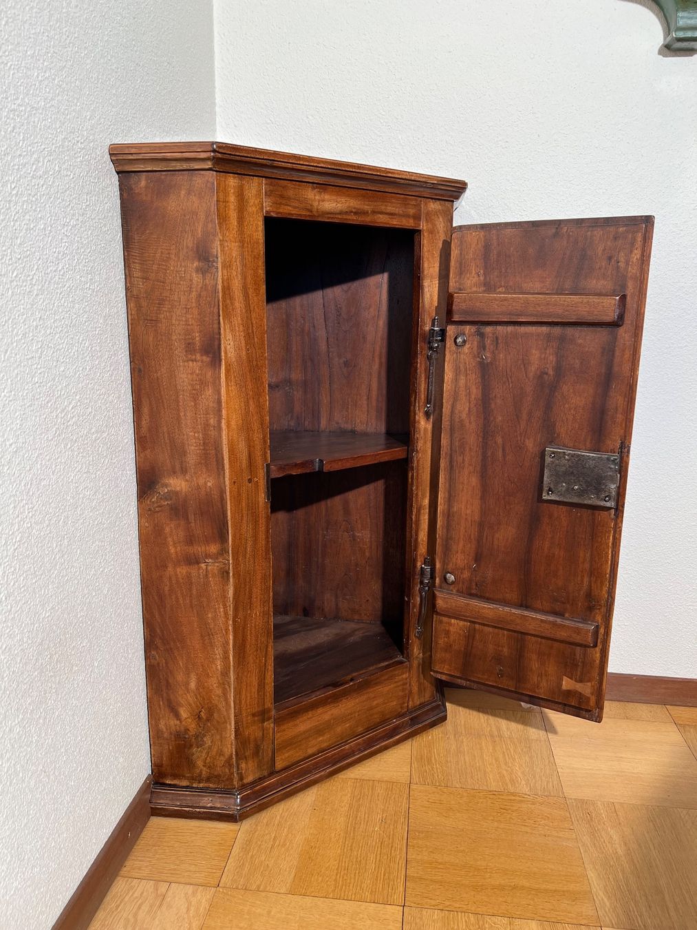 Cassettiere: Antike Eckkommode aus Massivholz – Usato da Sennhof venduto da Johnbest 2