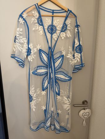 Transparenter Strand-Pareo mit Stickerei in Weiss und Blau