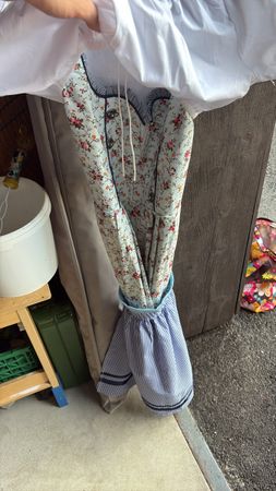 Dirndl Kleid mit Bluse und Schürze Blumenmuster hellblau