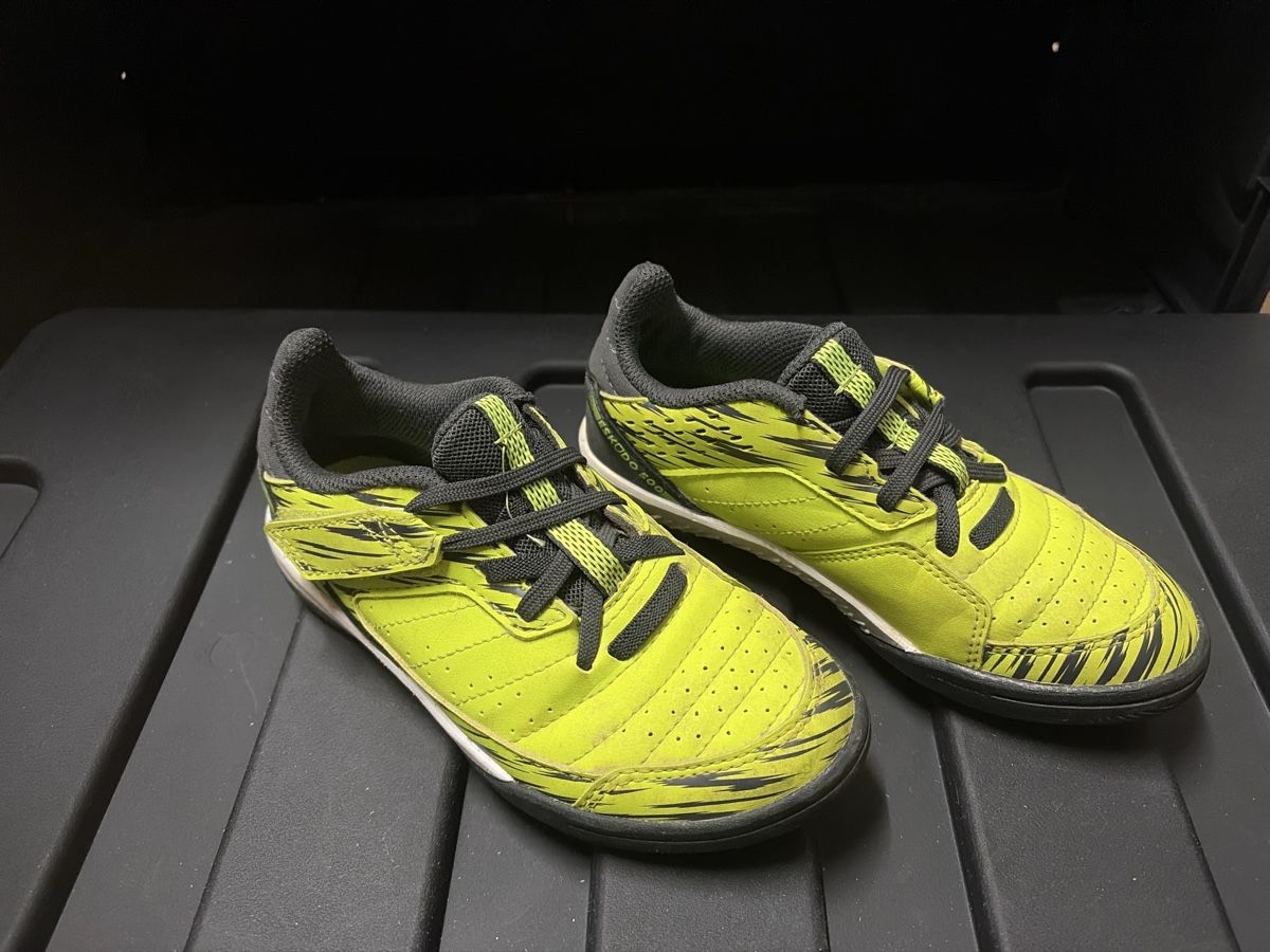 Scarpe per ragazzi: Gebrauchte Turnschuhe, ca Grösse 31 – Usato da Granges-Paccot venduto da Fwaeber