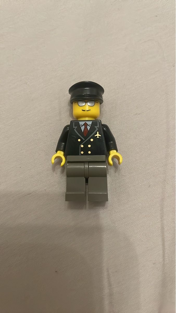 Lego Statuette: LEGO Figur Pilot Minifigur – Usato da Winterthur venduto da LaManoDeDioz