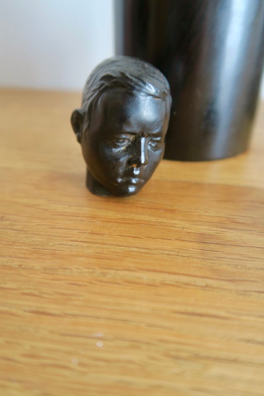 Skulpturen & Statuen: Art Deco monogrammierte Ebenholzfigur – Gebraucht aus Wädenswil von Turusukko 7