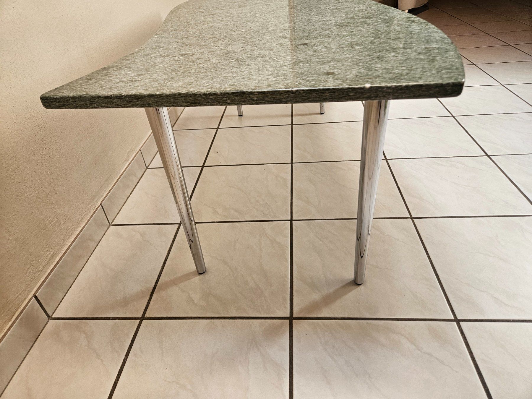 Tische: Couchtisch aus Granit in Wellenform – Gebraucht aus Münchwilen AG von pel_y9jx 2