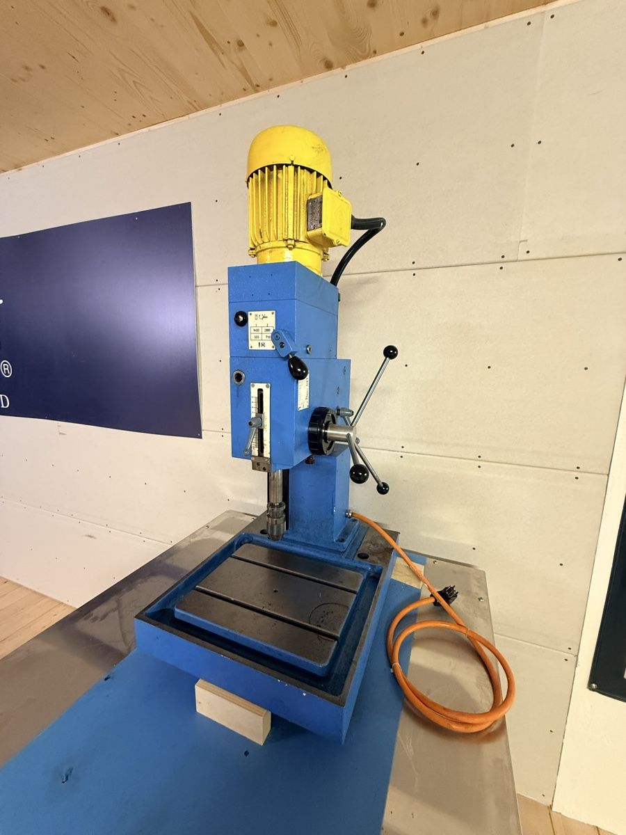 Bohrmaschinen: Tischbormaschine / Säulenbohrmaschine – Gebraucht aus Staefa von Daeve 1