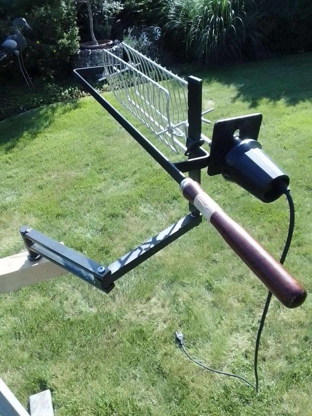 Griglie: Gartengrill mit Schwenkarm, El.-Motor und Grillkorb. – Usato da Röschenz venduto da Hellas13