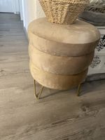 Beige Samt Pouf / Hocker mit goldenen Füssen -