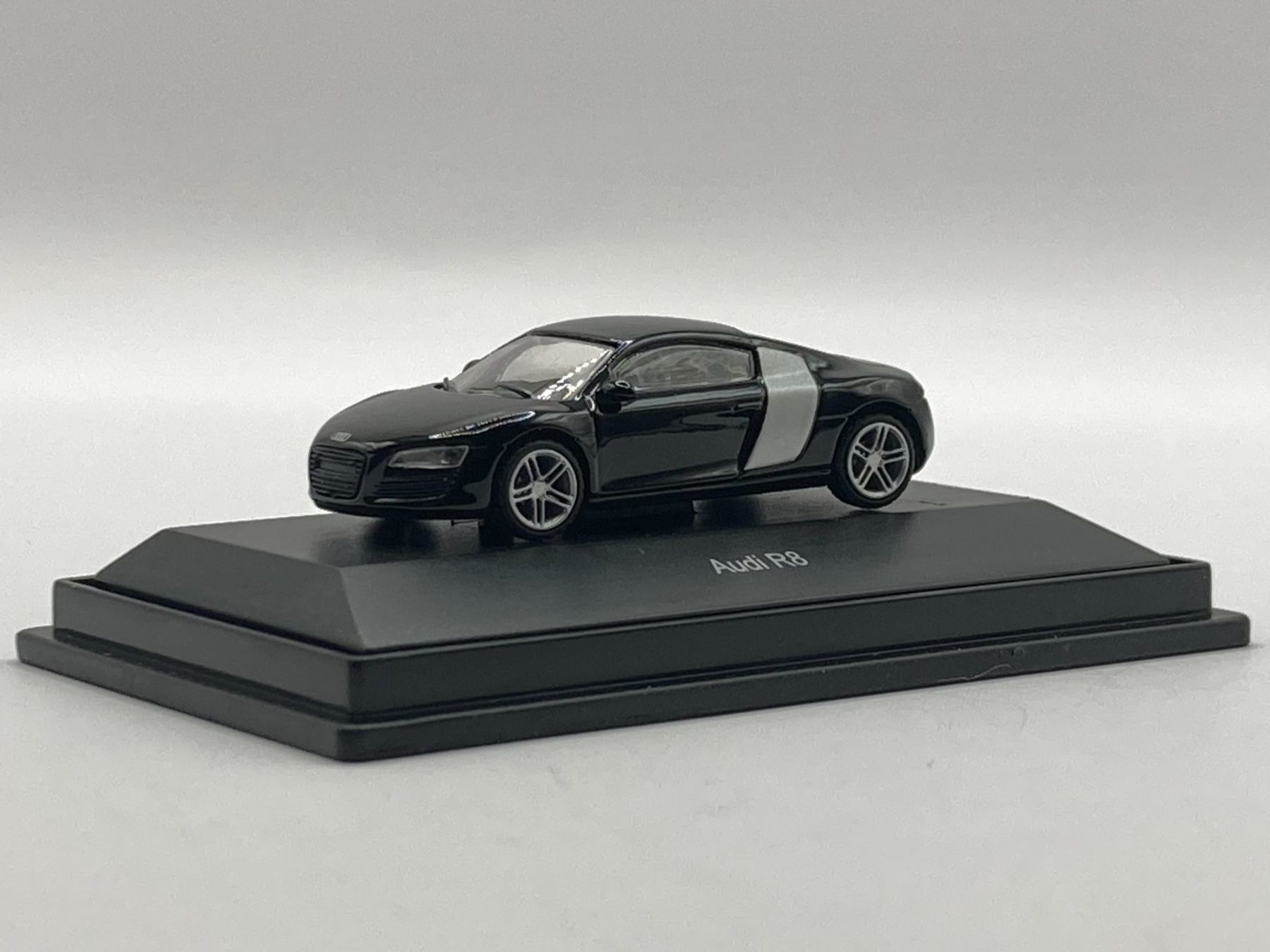 Schuco Modellini d'auto: Schuco 25713 1:87 Audi R8 schwarz – Nuovo e nell'imballaggio originale da Neukirch a.d. Thur venduto da MoBa-Artikel.ch