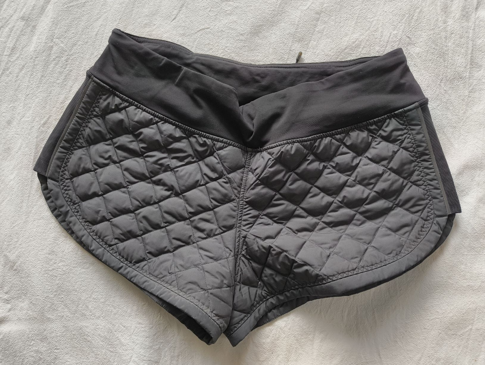 Lululemon Pantaloni: Lululemon Hot Cheeks II Quilted Down shorts 6 – Usato da Stein am Rhein venduto da DaOhana 1