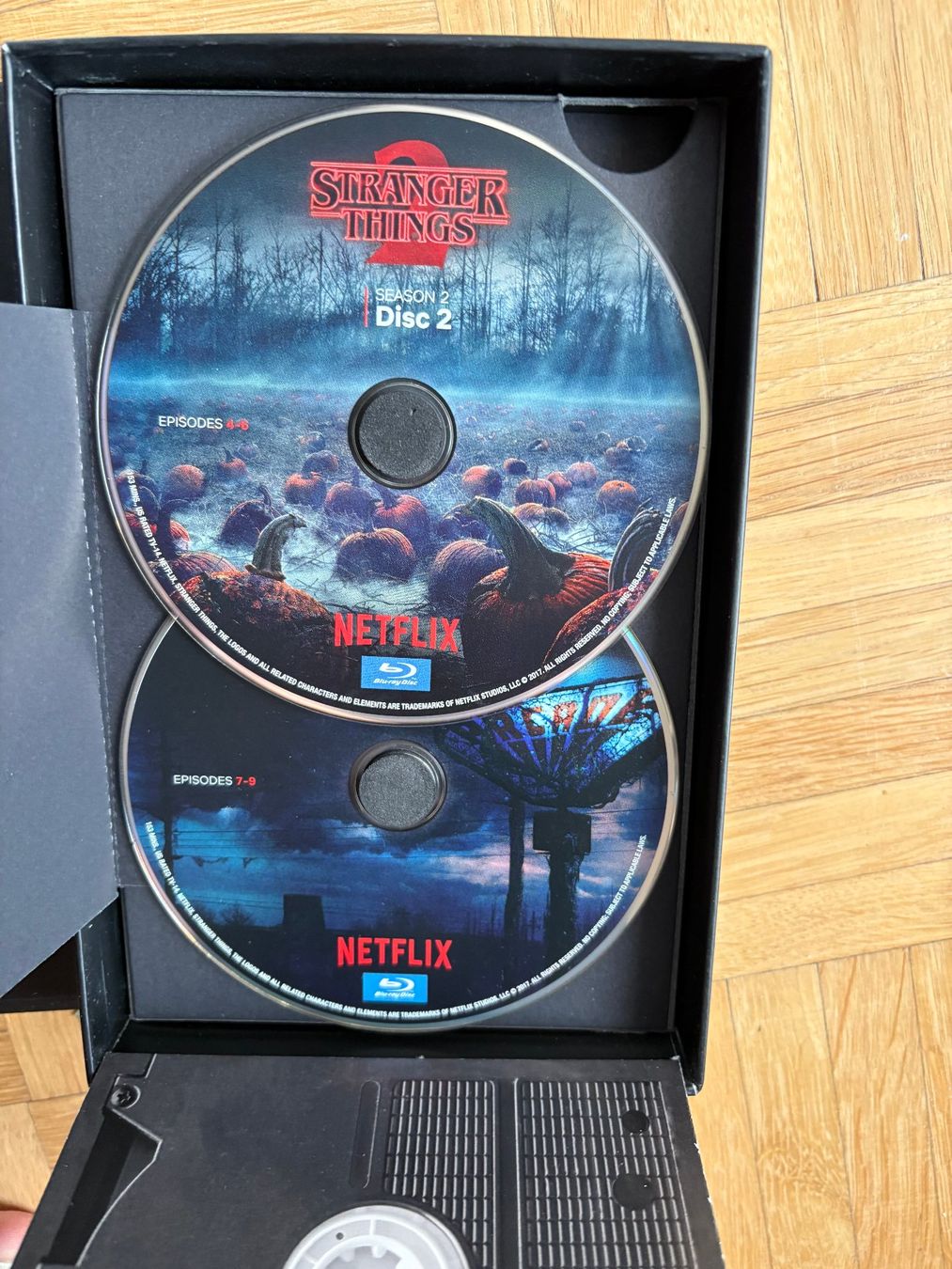 Tutti i DVDs: Stranger Things: Season 2 - Collector's Edition - Blu-ray – Nuovo (secondo la descrizione) da Zürich venduto da Malcom 3