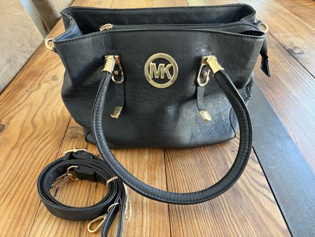 Schöne Michael Kors Handtasche schwarz mit Schulterriemen