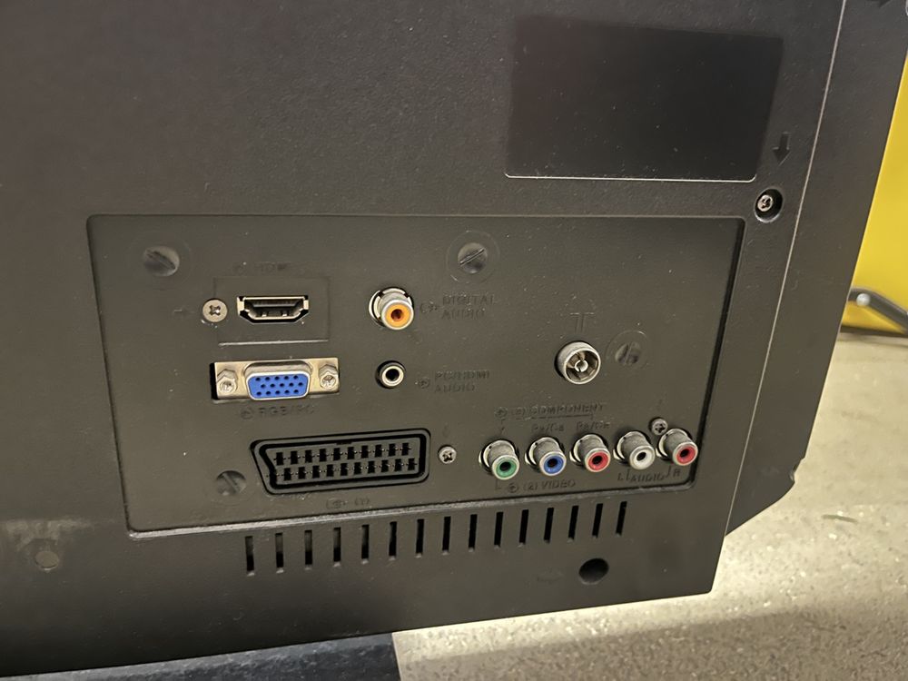 Fernseher: Toshiba LCD TV, guter Zustand, ideal für Filmabende! – Gebraucht aus Muhen von Drehlicht 2