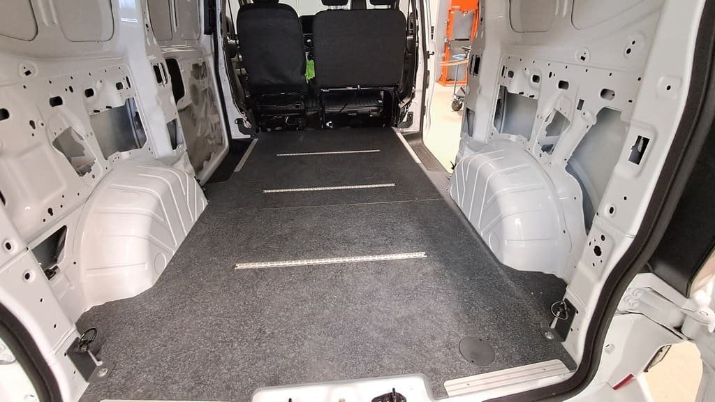 Ford Tutti pezzi di ricambio auto: Laderaumboden 2 teilig für Ford Transit Custom 2023 – Usato da Alpnach-Dorf venduto da Hess-Automobile 1
