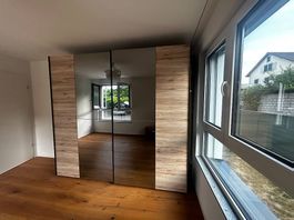 Grosser Kleiderschrank mit Schwebetüren und Beleuchtung